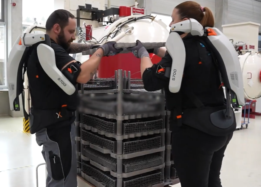Активный экзоскелет exoIQ S700 на производстве WERZ
